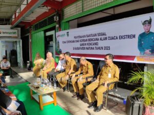 Read more about the article Bupati Natuna beserta Wakil Serahkan Bantuan Sosial Tidak Terencana Pada Korban Akibat Cuaca Ekstrim Angin Kencang