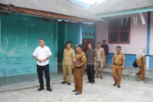 Read more about the article Tinjau Kerusakan Gedung Sekolah Madrasah Ibtidaiyah Midai, Bupati Natuna : Akan Segera Kita Anggarkan Untuk Perbaikan