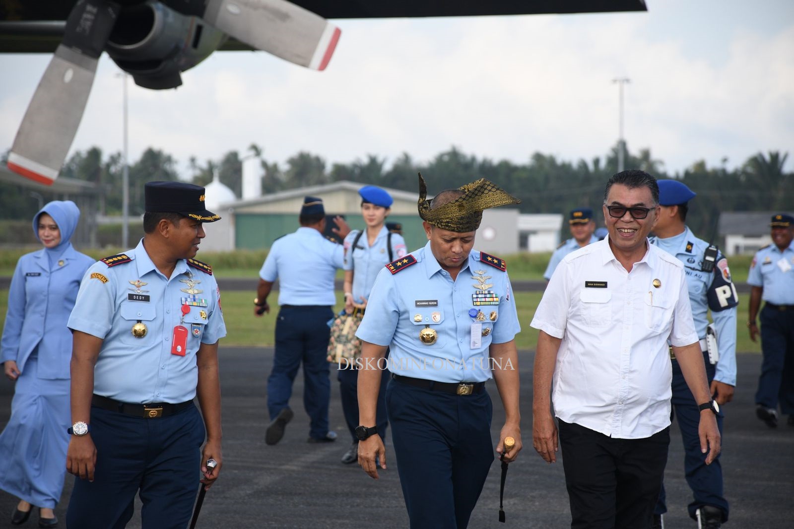 You are currently viewing Kunjungan Kerja Di Natuna, Bupati Natuna Sambut Panglima Komando Operasi Udara I