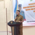 Menyambut Pemilu dan Pilkada Serentak 2024, Bupati Natuna menyerahkan Baju Seragam dan penunjang Sarana Prasarana kepada Satlinmas.