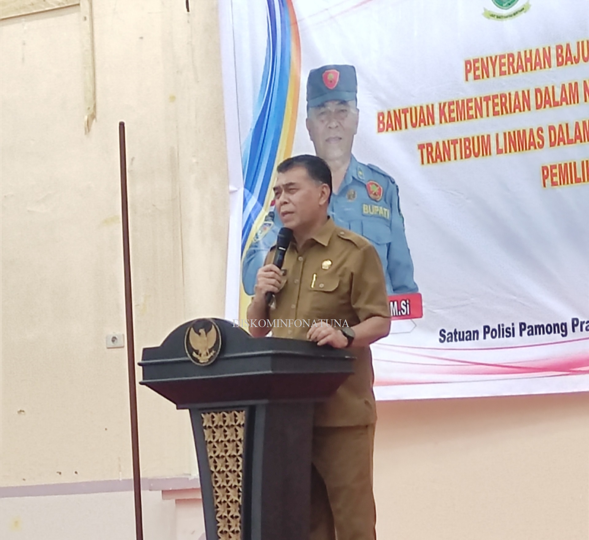 You are currently viewing Menyambut Pemilu dan Pilkada Serentak 2024, Bupati Natuna menyerahkan Baju Seragam dan penunjang Sarana Prasarana kepada Satlinmas.