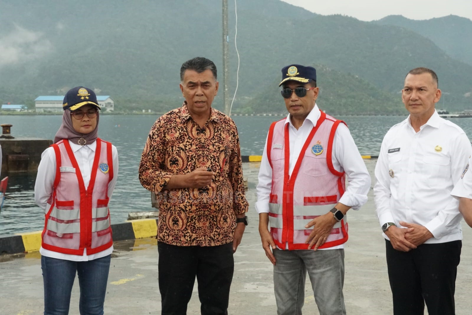 You are currently viewing Bupati Natuna Dampingi Menteri Perhubungan Meninjau Pelabuhan Selat Lampa