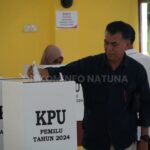 Bupati Natuna Coblos Pemilu Serentak 2024 di TPS 09 Kelurahan Batu Hitam