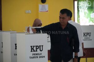 Read more about the article Bupati Natuna Coblos Pemilu Serentak 2024 di TPS 09 Kelurahan Batu Hitam