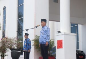Read more about the article Pimpin Upacara 17 Bulan, Bupati Natuna Serahkan Penghargaan Kepatuhan Penyampaian LHKPN Kepada OPD Kabupaten Natuna