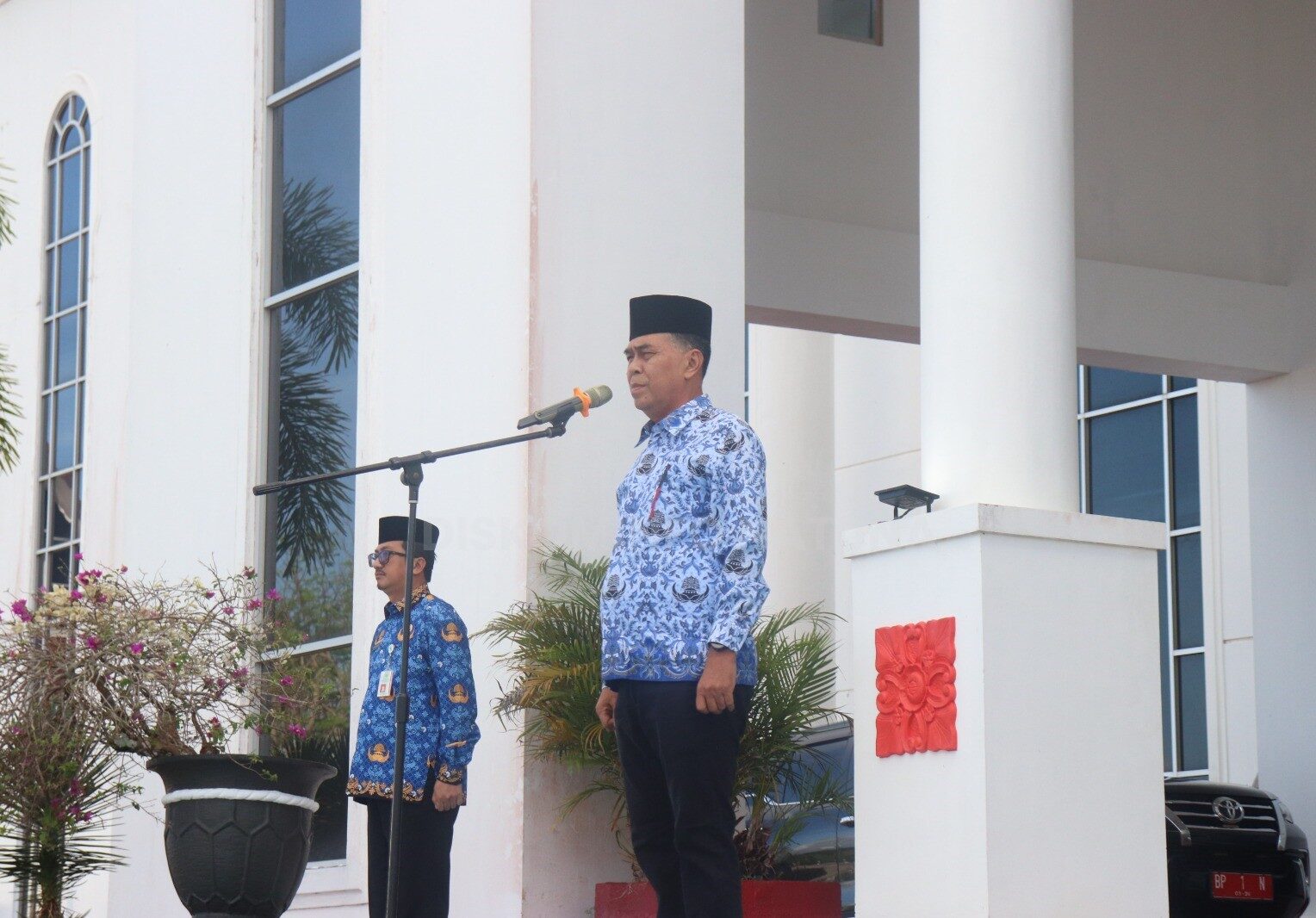 You are currently viewing Pimpin Upacara 17 Bulan, Bupati Natuna Serahkan Penghargaan Kepatuhan Penyampaian LHKPN Kepada OPD Kabupaten Natuna