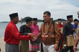Read more about the article Sambangi Kecamatan Serasan dan Serasan Timur Bupati Natuna Bersama Wakil Disambut Antuasias Masyarakat