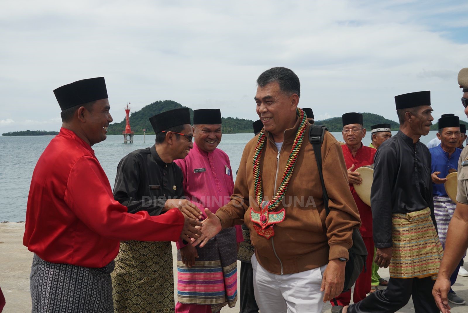 You are currently viewing Sambangi Kecamatan Serasan dan Serasan Timur Bupati Natuna Bersama Wakil Disambut Antuasias Masyarakat