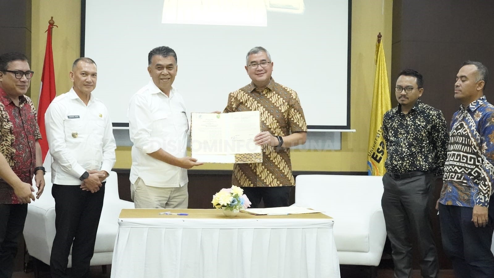 You are currently viewing Tandatangani Mou Bersama Universitas Esa Unggul, Bupati Natuna Persembahkan 10 Kuota Beasiswa Gratis Untuk Putra/Putri Natuna