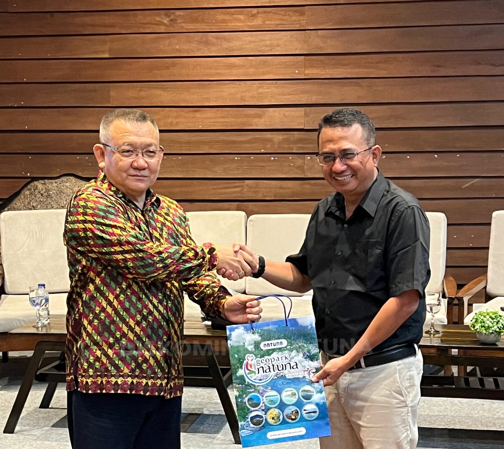 You are currently viewing Tekan Kerja Sama Bersama Asosiasi Pariwisata Provinsi Kepri, Asisten II Natuna Harapkan Pariwisata Natuna Akan Lebih Maju