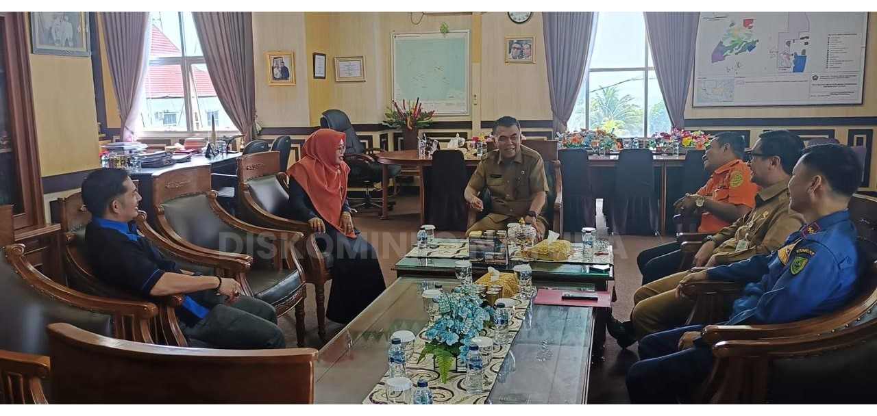 You are currently viewing Temui Bupati Natuna Di Ruang Kerjanya, Ketua Pengadilan Agama Natuna Pamit