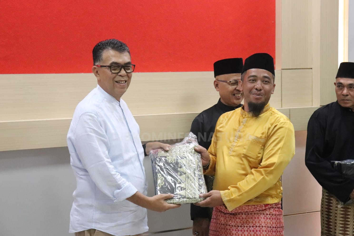 You are currently viewing Penyerahan Bahan Pakaian LAM Kabupaten Natuna, Bupati Natuna : Ini Wujud Perhatian Pemda Terhadap Lembaga Adat Melayu Daerah