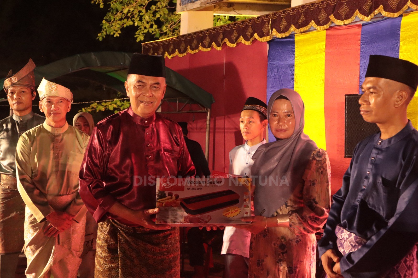 You are currently viewing Bupati Natuna Kembali Serahkan Berbagai Bantuan Kepada Masyarakat Serasan