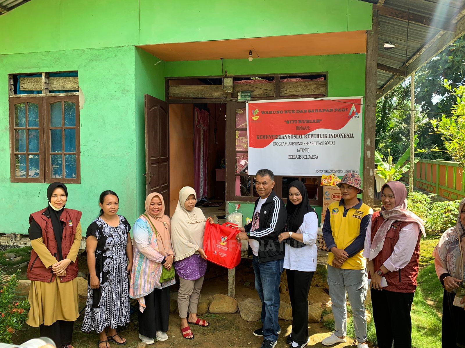 You are currently viewing Bupati Serahkan Bantuan Usaha Kepada Masyarakat Serasan