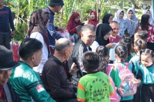 Read more about the article Bupati dan Wakil Bupati Natuna Laksanakan Gotong Royong Bersama Masyarakat di Serasan Timur