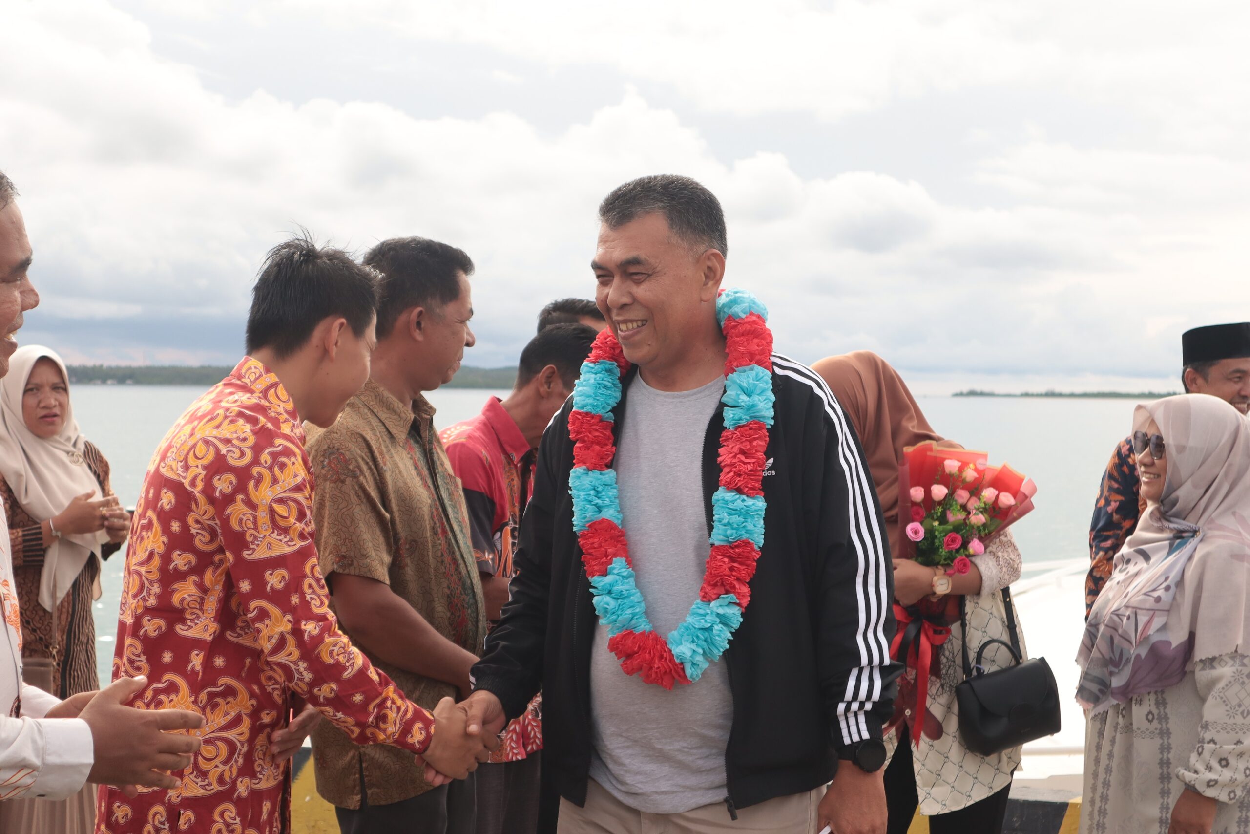 You are currently viewing Lanjutkan Kunjungan Kerjanya ke Kecamatan Subi, Bupati dan Wakil Bupati Natuna Disambut Antusias Masyarakat 