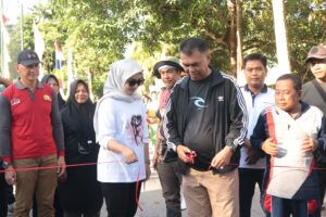 Read more about the article Jalan Santai Bersama Masyarakat, Bupati Natuna Ajak Masyarakat Hidup Sehat