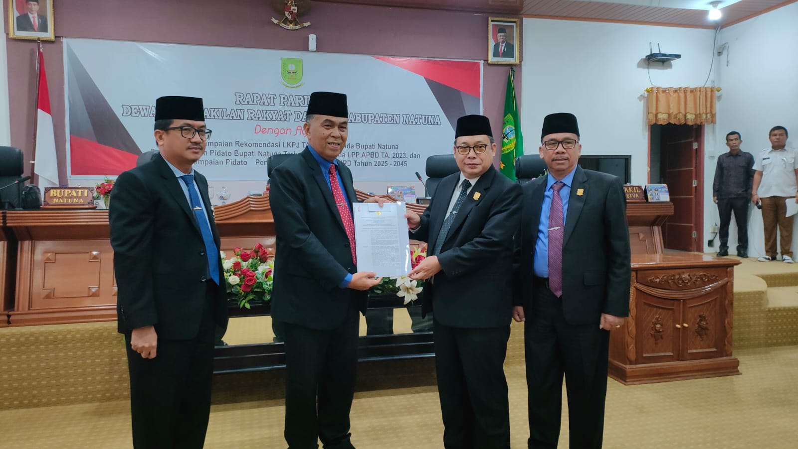 You are currently viewing Bupati Natuna Menerima Rekomendasi LKPJ T.A. 2023 Sekaligus Sampaikan Pidato Pengantar Ranperda RPJPD Tahun 2025-2045