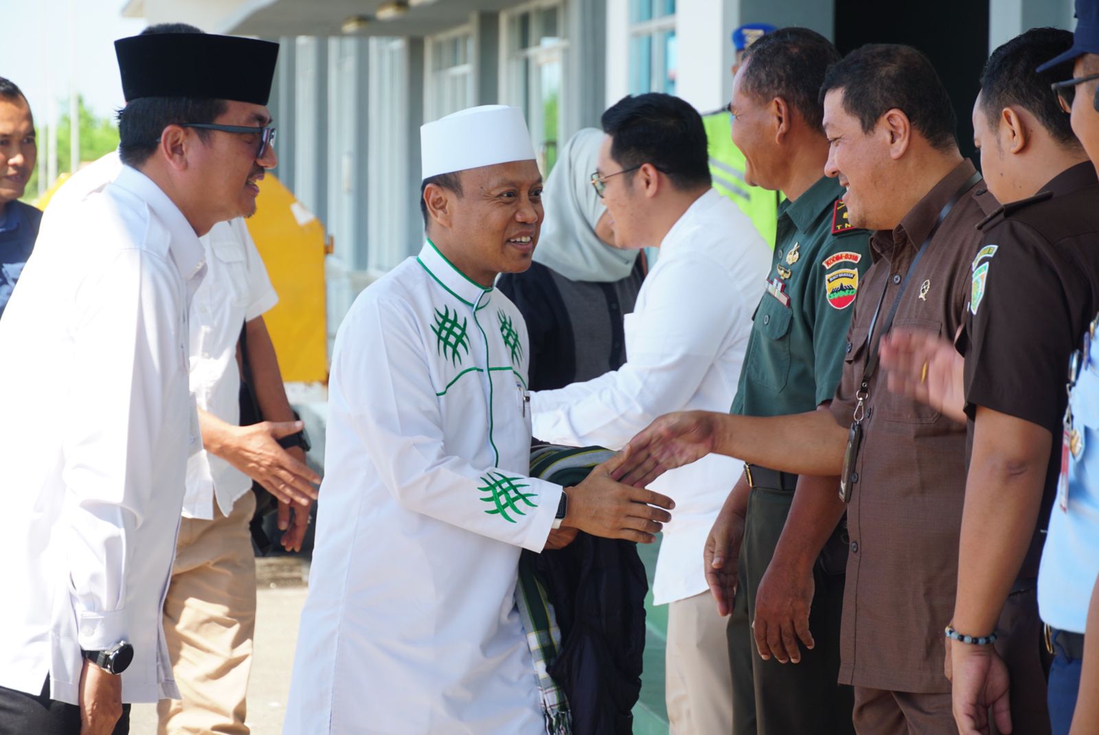 You are currently viewing Bersama Bupati Natuna, Ustadz Das’ad Latif Tiba di Natuna dalam Rangka Tabligh Akbar di Serasan