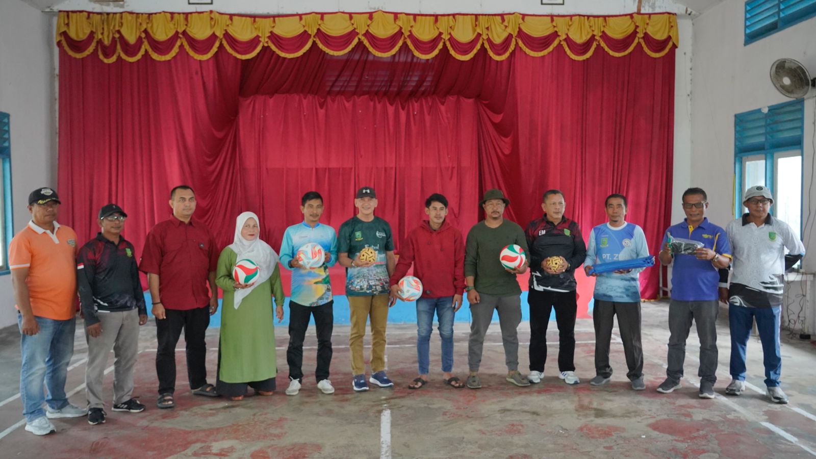 You are currently viewing Wakil Bupati Natuna Serahkan Bantuan Alat Olahraga kepada Masyarakat di Sedanau