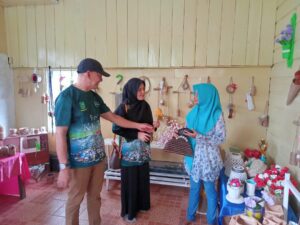 Read more about the article Wabup Natuna Kunjungi Dasawisma Kerokot 1 Kelurahan Sedanau Kecamatan Bunguran Barat