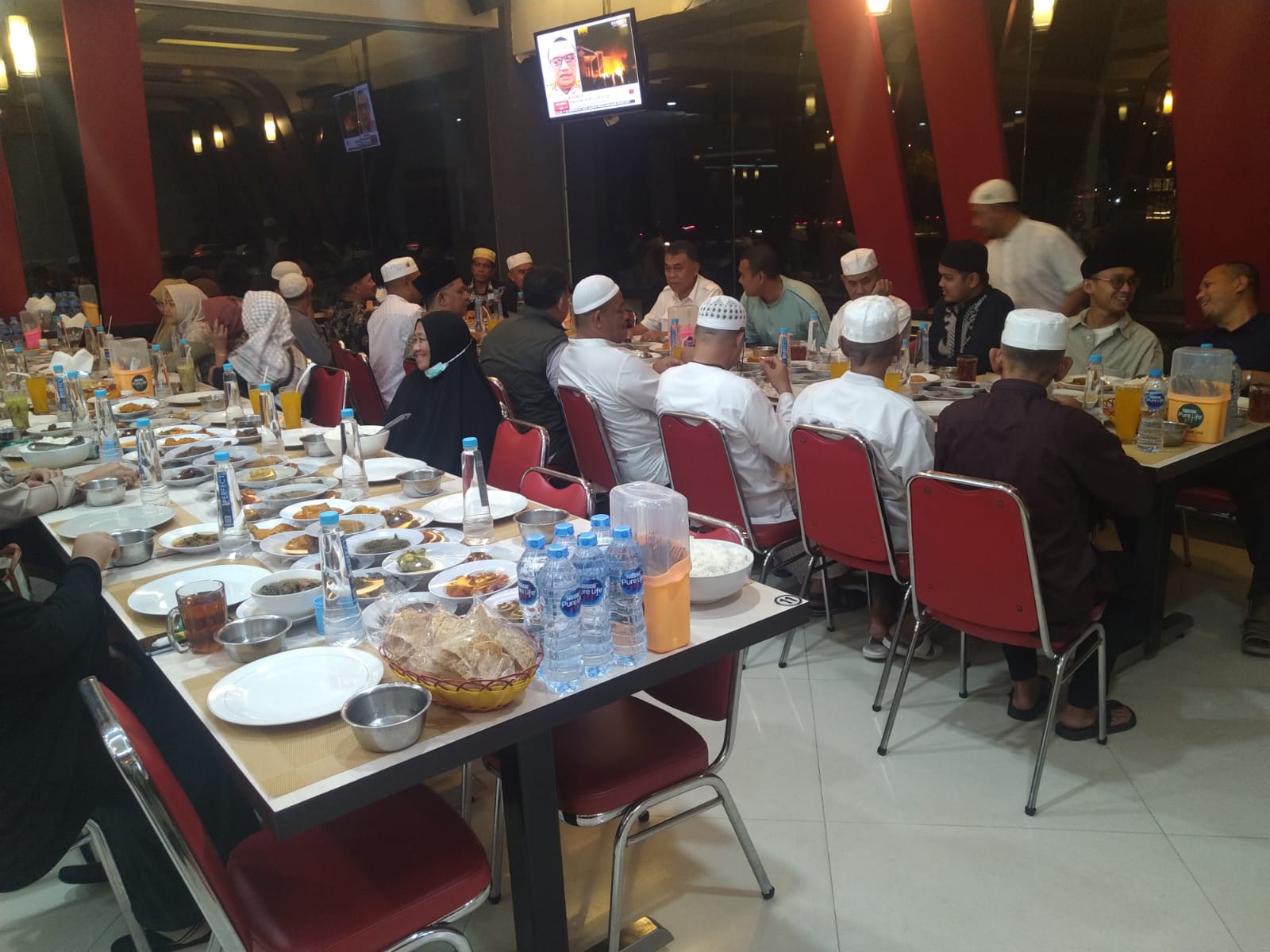 You are currently viewing Bupati Natuna Sambut Lebih Dulu 61 Jamaah Haji Natuna di Batam