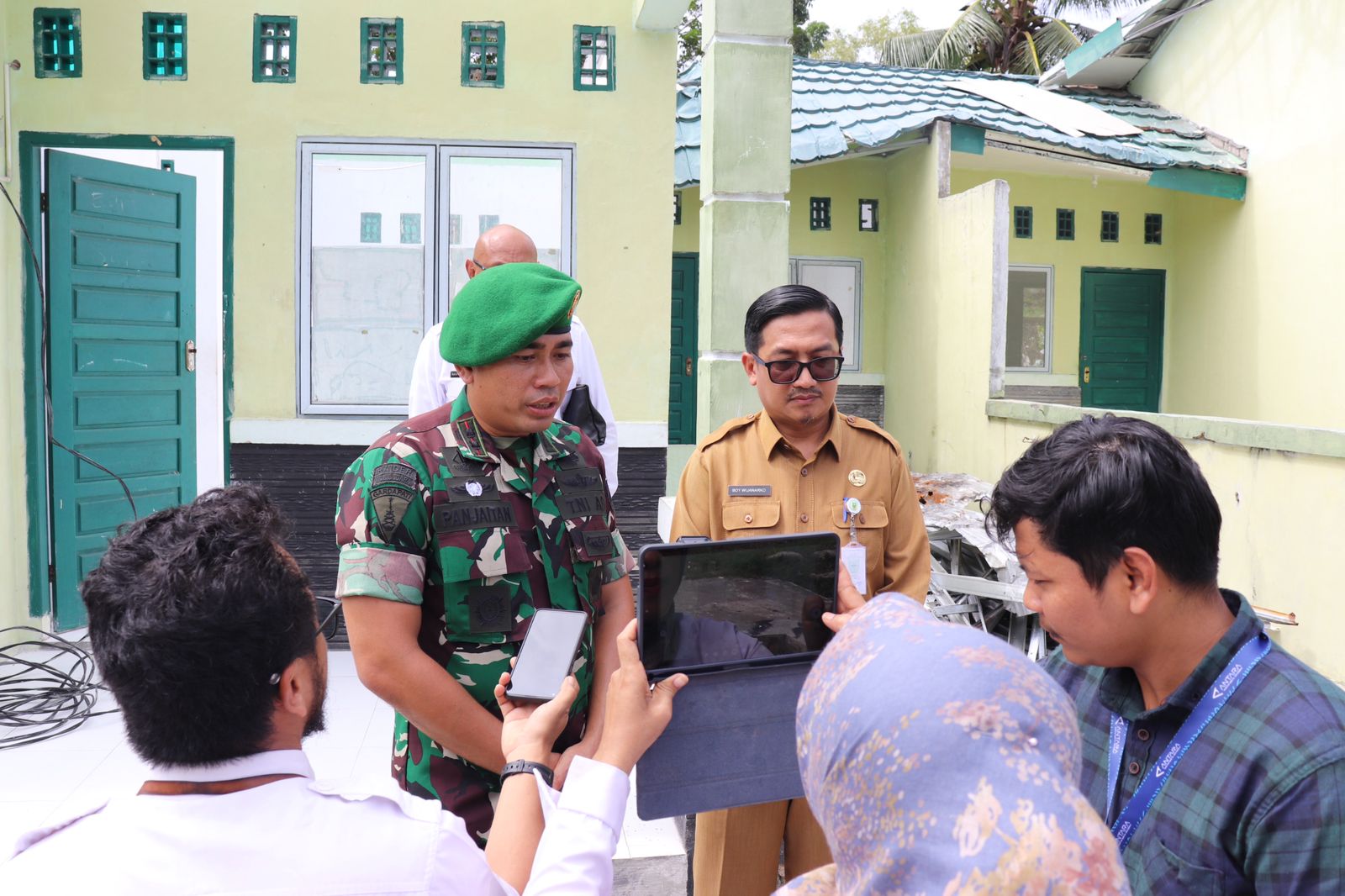You are currently viewing Pemerintah Kabupaten Natuna Serahkan Bantuan Langsung Batalyon Komposit 1 Gardapati, Denhanud 477 Kopasgat Dan RRI