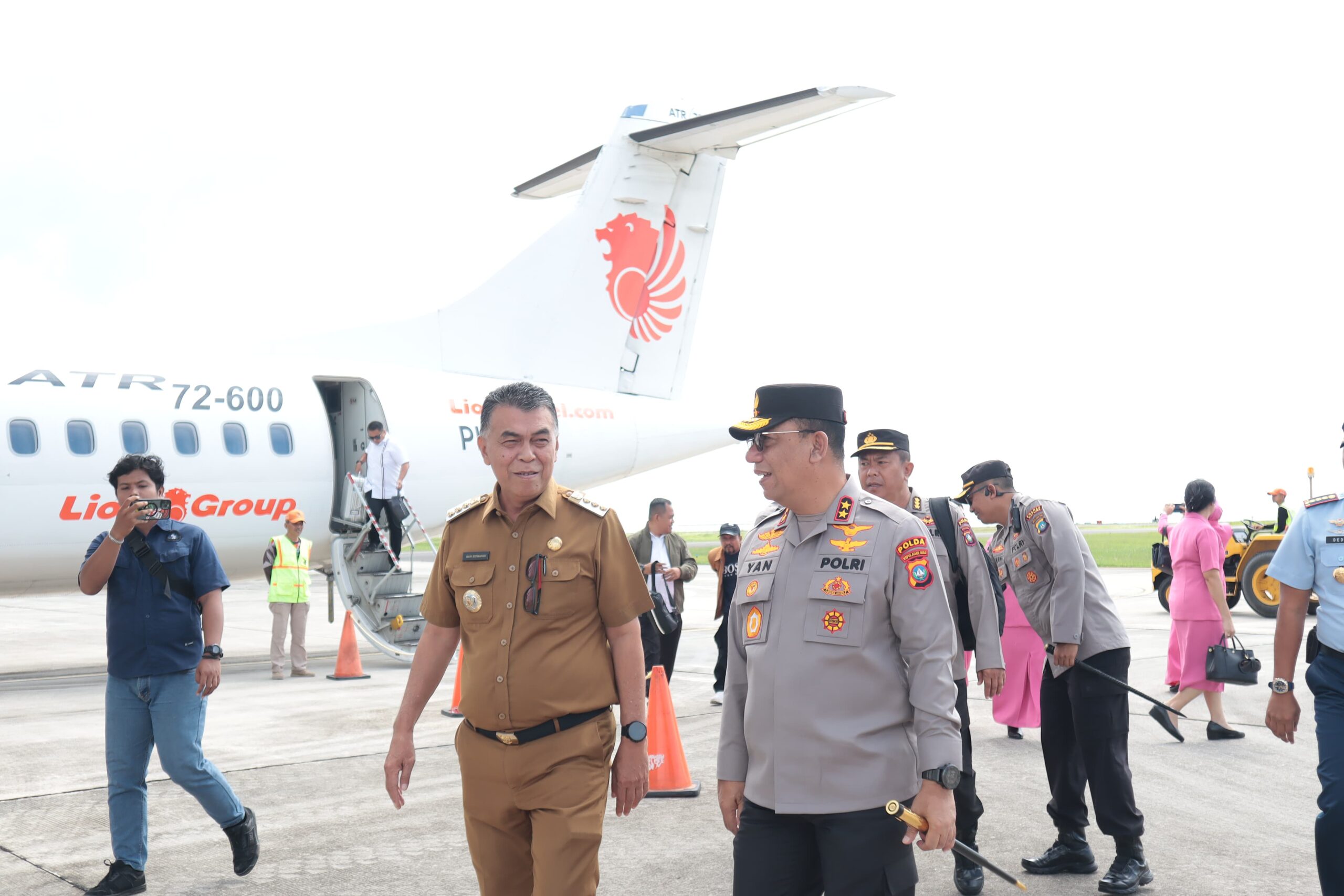 You are currently viewing Bupati Natuna Sambut Kedatangan Kapolda Kepri Dalam Rangka Kunjungan Kerjanya di Natuna