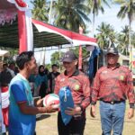 Wakil Bupati Natuna Serahkan Bantuan Sarana Olahraga Kepada Masyarakat Pulau Laut