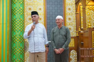 Read more about the article Laksanakan Kunker Ke Serasan, Bupati Natuna dan Wakilnya Sambangi UMKM Warga Lokal Serta Bagikan Sembako