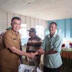 Serahkan Bantuan Pupuk Kelompok Petani Desa Batubi Jaya, Bupati Natuna : Upaya Pemerintah Dalam Peningkatan Produktivitas Bidang Pertanian