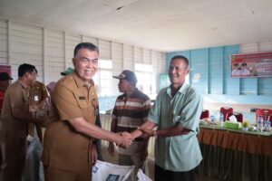 Read more about the article Serahkan Bantuan Pupuk Kelompok Petani Desa Batubi Jaya, Bupati Natuna : Upaya Pemerintah Dalam Peningkatan Produktivitas Bidang Pertanian