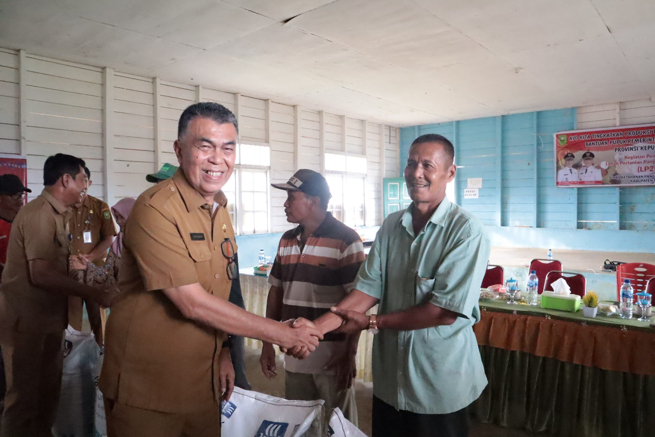 You are currently viewing Serahkan Bantuan Pupuk Kelompok Petani Desa Batubi Jaya, Bupati Natuna : Upaya Pemerintah Dalam Peningkatan Produktivitas Bidang Pertanian