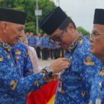 Apel 17 Hari Bulan, Wakil Bupati Natuna Serahkan Penghargaan Tanda Jasa Satyalancana Karya Satya Tahun 2024