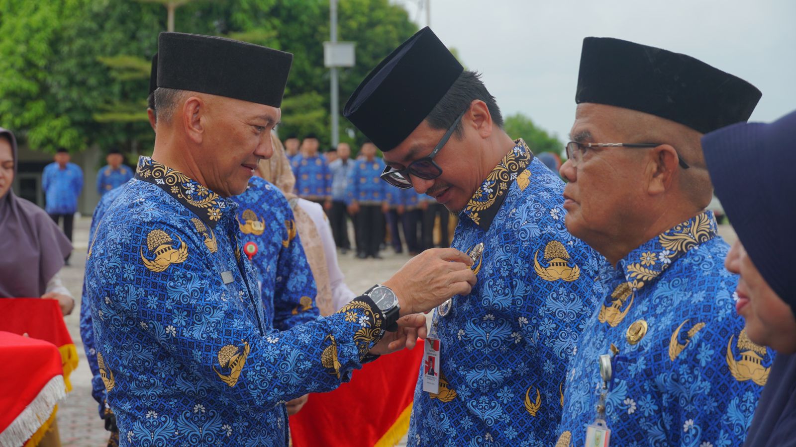 You are currently viewing Apel 17 Hari Bulan, Wakil Bupati Natuna Serahkan Penghargaan Tanda Jasa Satyalancana Karya Satya Tahun 2024