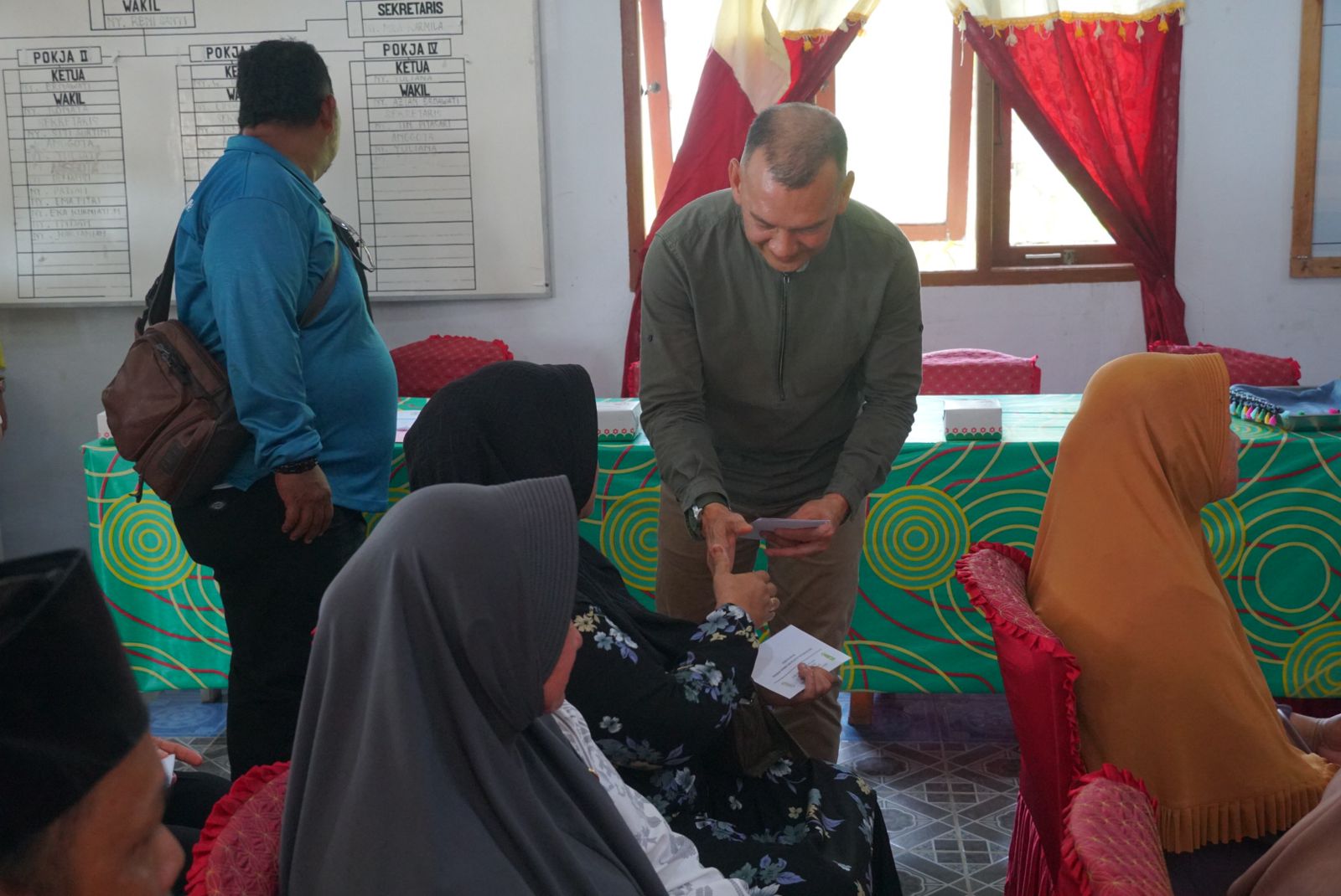 You are currently viewing Penyerahan Bantuan Guru Baca Al-Qur’an Non Lembaga (Rumahan) Untuk Kecamatan Midai Dan Suak Midai