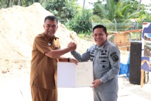 Read more about the article Bupati Natuna Serahkan Sertifikat Lahan Kantor Pangkalan Bakamla RI di Natuna