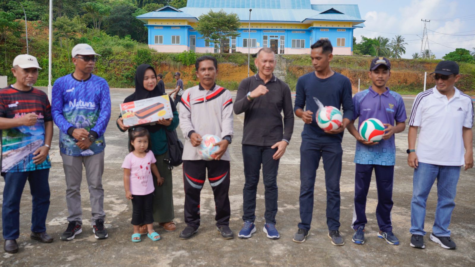 You are currently viewing Senam Bersama Masyarakat Pulau Tiga, Wakil Bupati Natuna Ajak Masyarakat Membiasakan Pola Hidup Sehat