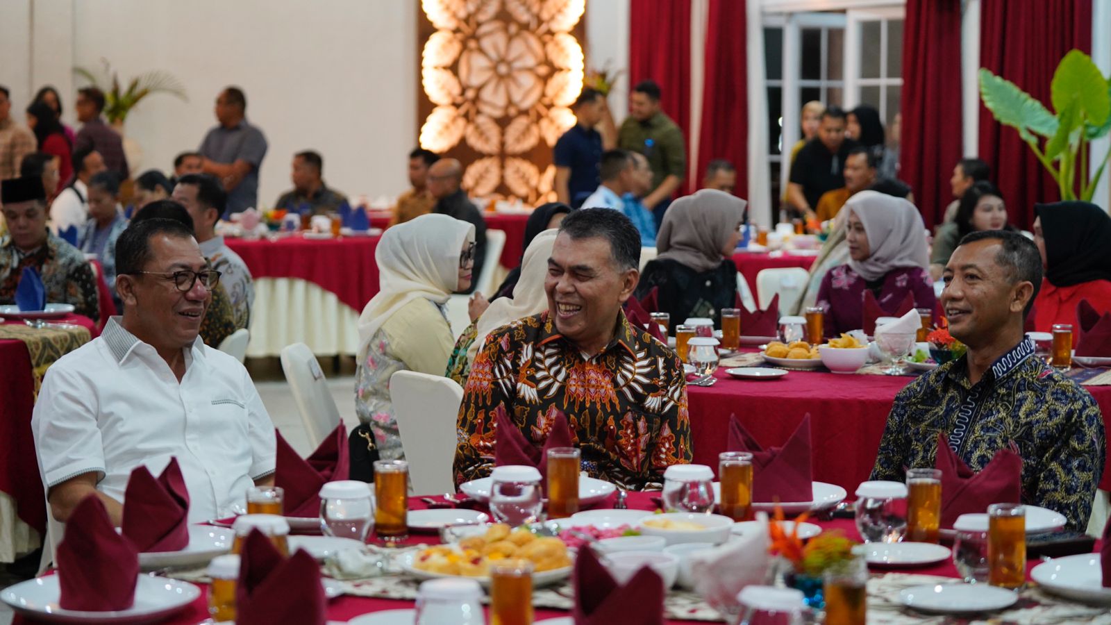 You are currently viewing Bupati Natuna Gelar Ramah Tamah dan Jamuan Makan Malam Bersama Kapolda Kepri