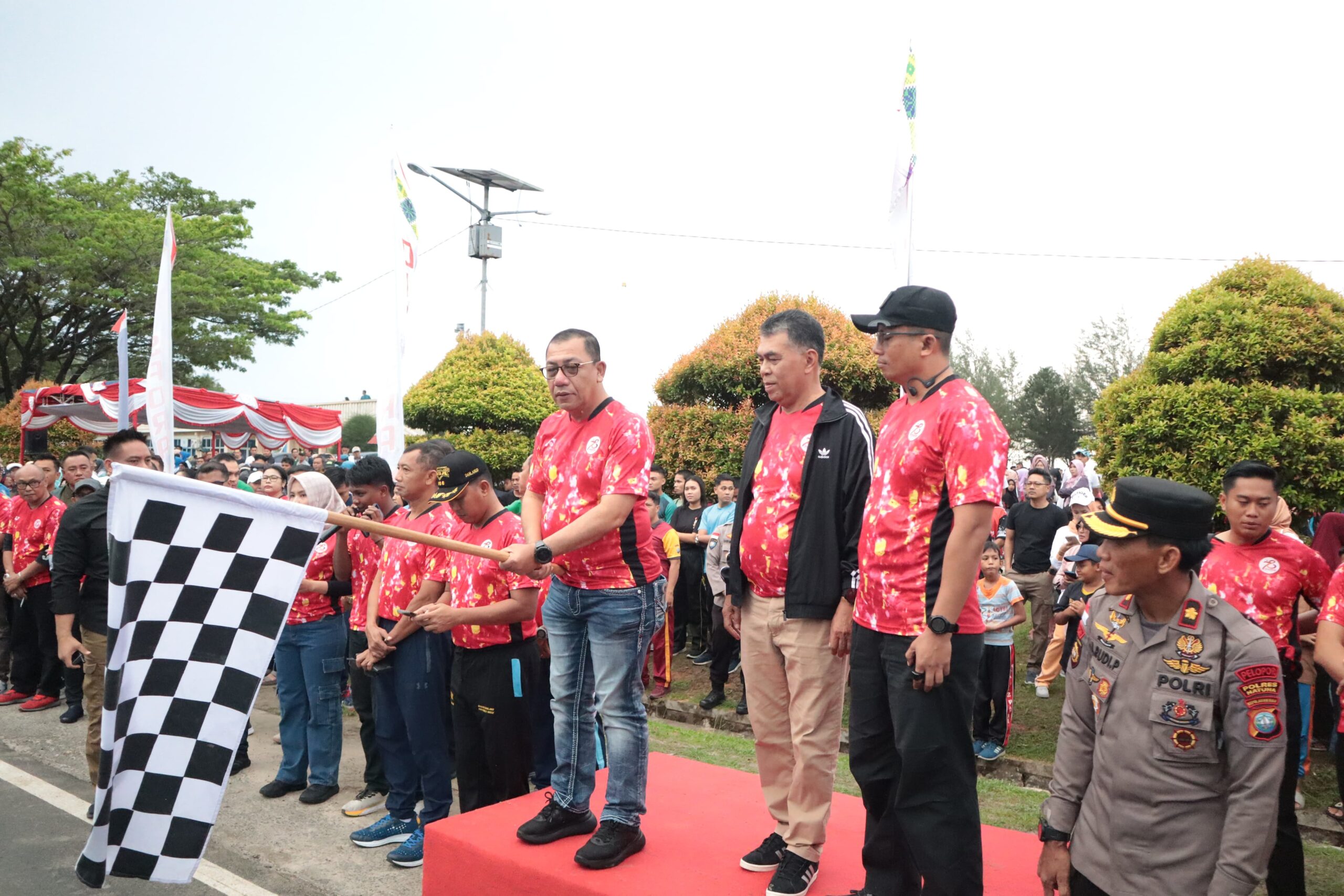 You are currently viewing Bupati Natuna Bersama Kapolda Lepas Peserta Jalan Santai Bersama