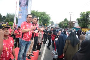 Read more about the article Meriahkan Hari Bhayangkara ke-78, Kapolda Kepri Lepas Peserta Jalan Santai Bersama di Pantai Piwang