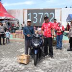 Meriahkan Jalan Santai, Polres Natuna Serahkan Sejumlah Doorprize kepada Masyarakat
