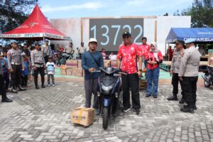 Read more about the article Meriahkan Jalan Santai, Polres Natuna Serahkan Sejumlah Doorprize kepada Masyarakat