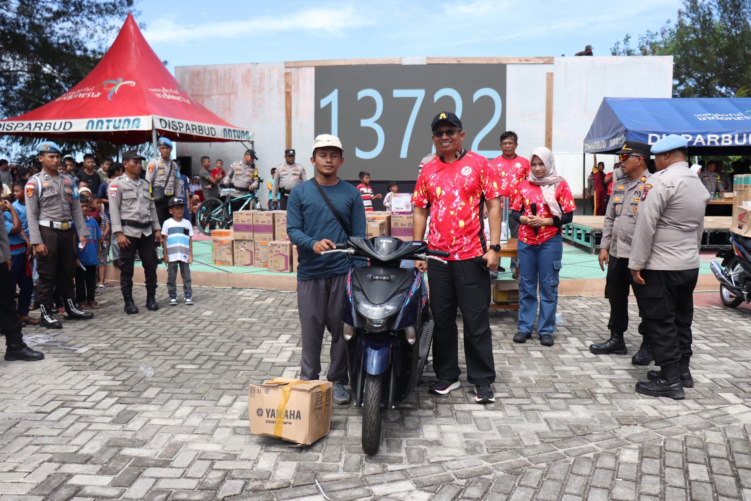 You are currently viewing Meriahkan Jalan Santai, Polres Natuna Serahkan Sejumlah Doorprize kepada Masyarakat