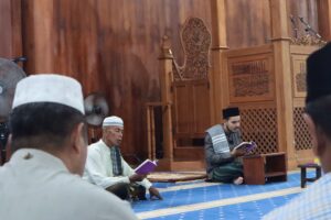 Read more about the article Makmurkan Masjid Agung Natuna, Pemkab Kembali Laksanakan Sholat dan Yasinan Bersama