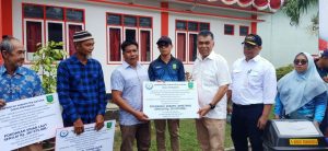 Read more about the article Bupati Natuna Serahkan Berbagai Bantuan Kepada Warga Kota Apung Sedanau