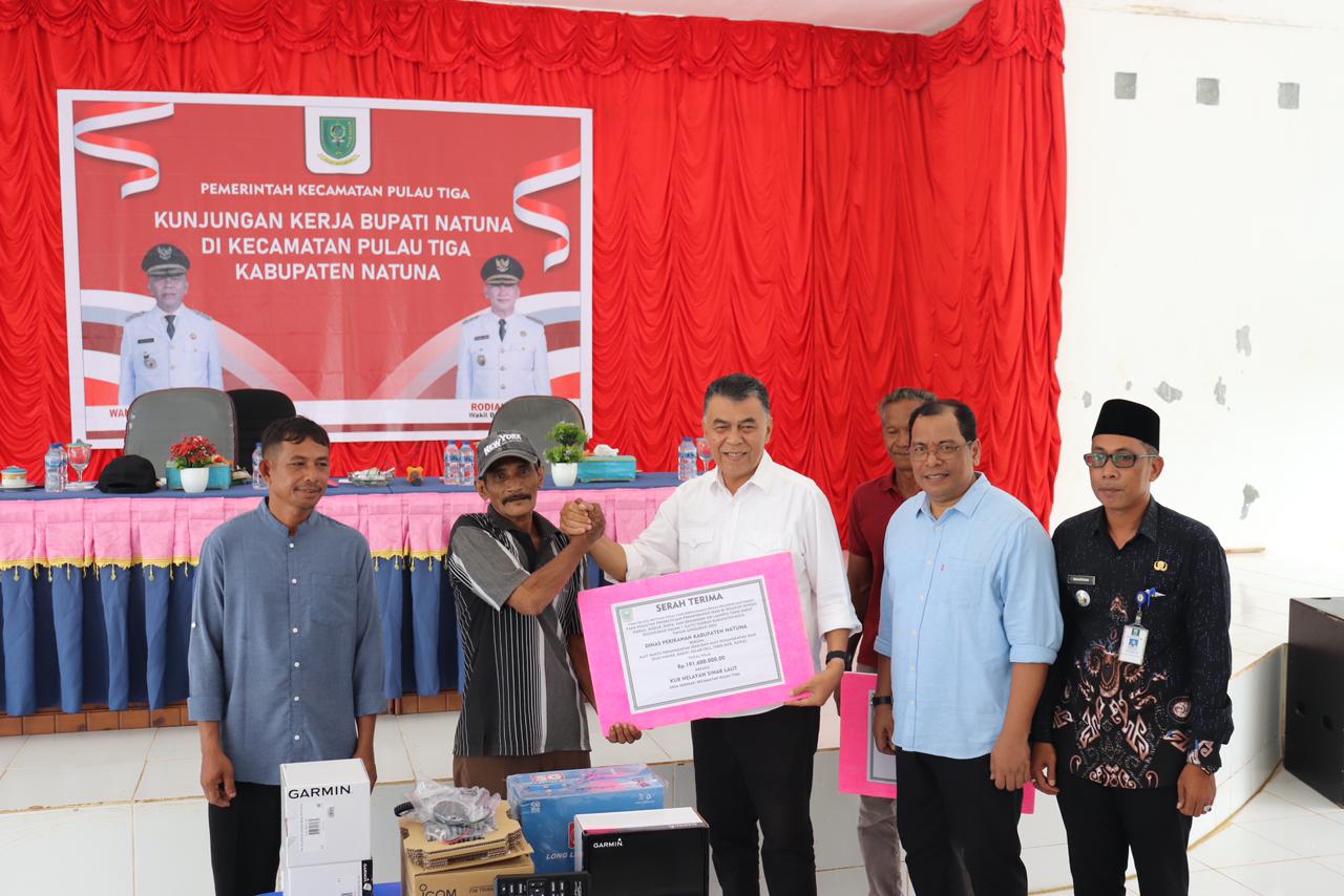 Bupati Natuna Serahkan Bantuan Alat Tangkap Ikan kepada Nelayan Pulau Tiga