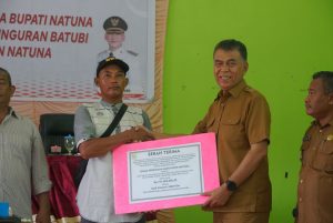 Read more about the article Bupati Wan Siswandi Berikan Sejumlah Bantuan Untuk Nelayan dan Puskesmas Batubi