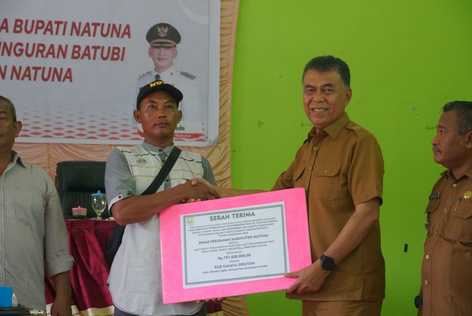 Bupati Wan Siswandi Berikan Sejumlah Bantuan Untuk Nelayan dan Puskesmas Batubi