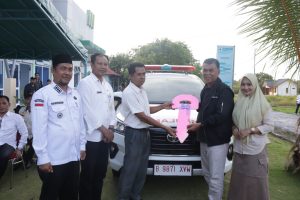 Read more about the article Kunjungan Kerja Di Kecamatan Subi, Bupati Natuna Serahkan Mobil Ambulans